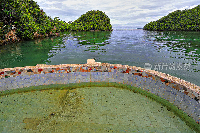 低潮时几乎空无一物的无边泳池。Latasan island-Sipalay-Philippines。0373